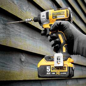 Rázový šroubovák Dewalt DCF887P2-QW (s baterií) 
