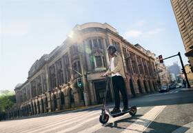 Elektrická koloběžka Segway F3 Pro E antracitová barva
