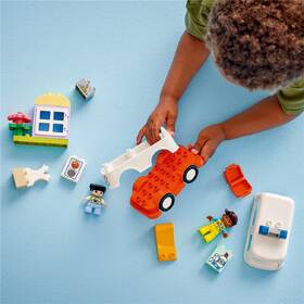 Stavebnice LEGO® DUPLO® 10447 Sanitka a řidič 

 obrázek produktu 5 z 9