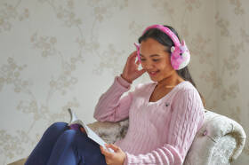 Sluchátka Lazerbuilt Squishmallows Plush Bluetooth - Lola růžová

 obrázek produktu 3 z 6