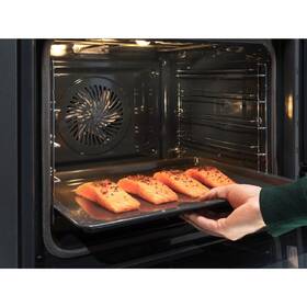 Trouba Electrolux EOB8S39WX černá/nerez

 obrázek produktu 5 z 7