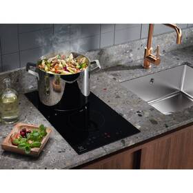 Sklokeramická varná deska Electrolux LHR3233CK černá

 obrázek produktu 6 z 7