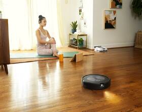 Robotický vysavač iRobot Roomba j7 černá barva
