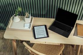 Čtečka e-knih Kobo Elipsa 2E + dotykové pero černá barva
