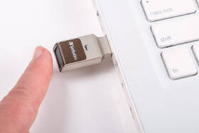 USB Flash Verbatim Fingerprint Secure, 64GB stříbrná barva
