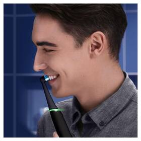 Zubní kartáček Oral-B Black Onyx černá barva

