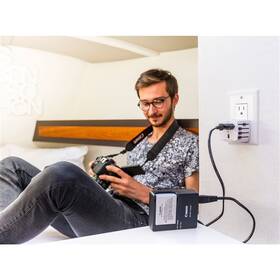 Cestovní adaptér SKROSS pro 150 zemí MUV Micro, 2.5A max. bílá barva
