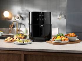 Fritéza horkovzdušná Electrolux EAF7SB černá barva
