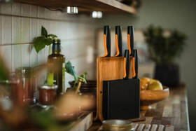 Sada kuchyňských nožů Fiskars 5 ks + blok 

 obrázek produktu 2 z 3