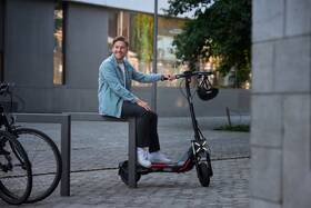 Elektrická koloběžka Segway ZT3 Pro E antracitová barva
