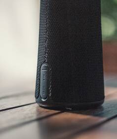 Přenosný reproduktor EarFun SP200B černá barva
