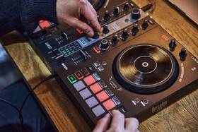 Mixážní pult Hercules DJControl Inpulse 300 MK2 + repro Monitor 42 + DJ sluchátka HDP DJ60 černý

 obrázek produktu 7 z 9