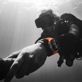 Chytré hodinky Apple GPS + Cellular, 49mm pouzdro z titanu - oranžový oceánský řemínek 
