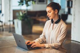 Masážní přístroj MYTREX Dr. Heat Neck černá barva
