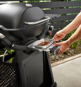 Gril zahradní plynový Weber Q 3200N+ černý

 obrázek produktu 5 z 12