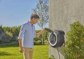 Naviják na hadice Gardena PowerRoll XL, 35m (s baterií) 

 obrázek produktu 3 z 6