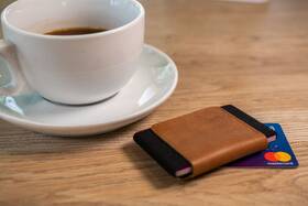 Peněženka FIXED Tiny Wallet z pravé hovězí kůže hnědá

 obrázek produktu 4 z 6