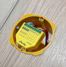 Modul Shelly Plus RGBW, stmívač pro LED pásky, WiFi žlutá barva
