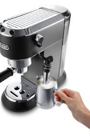Pákový kávovar De'Longhi EC 685.BK černá barva
