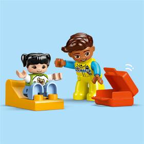 Stavebnice LEGO® DUPLO® 10447 Sanitka a řidič 

 obrázek produktu 6 z 9