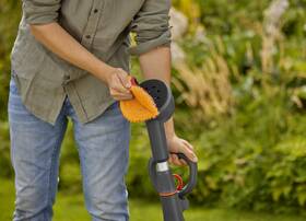 Čistič Gardena AquaBrush Universal 04/18V P4A (s baterií) 

 obrázek produktu 11 z 11
