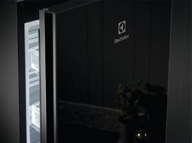 Chladnička s mrazničkou Electrolux LNT7ME34K1 černá

 obrázek produktu 5 z 14