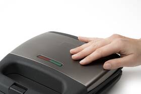 Sendvičovač BLACK+DECKER BXSA750E 
