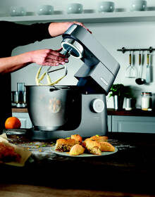 Kuchyňský robot KENWOOD KVL8320S stříbrná barva
