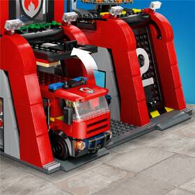 Stavebnice LEGO® City 60414 Hasičská stanice s hasičským vozem 

 obrázek produktu 3 z 9