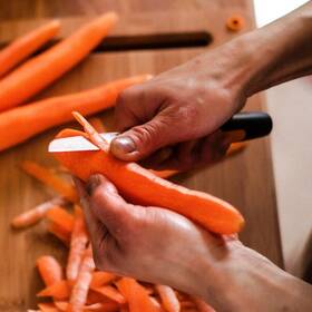 Nůž Fiskars loupací 8 cm 

 obrázek produktu 2 z 2