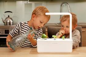 Chytrý květináč Click and Grow Smart Garden 3 bílý

 obrázek produktu 6 z 7