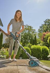 Čistič Gardena AquaBrush Universal 04/18V P4A (s baterií) 

 obrázek produktu 2 z 11