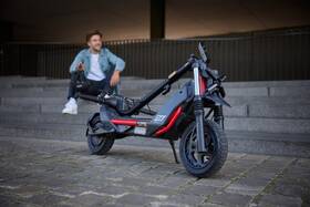 Elektrická koloběžka Segway ZT3 Pro E antracitová barva
