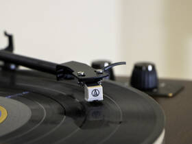 Gramofon Lenco LS-470WA černý/hnědý

 obrázek produktu 7 z 9