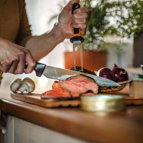Nůž Fiskars porcovací 21 cm 

 obrázek produktu 2 z 2