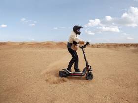 Elektrická koloběžka Segway ZT3 Pro E antracitová barva
