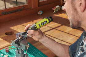 Přímá bruska Ryobi RRT4-120GA15 (s baterií) 

 obrázek produktu 4 z 4