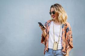 Pouzdro na mobil CellularLine Mini Bag na krk bronzové

 obrázek produktu 2 z 3