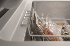 Mraznička Whirlpool WHE25332 3 bílá barva
