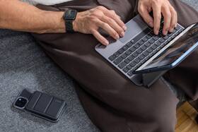 Pouzdro na tablet s klávesnicí Epico na Apple iPad 10.9" (2022)/11" (2025) CZ šedé

 obrázek produktu 8 z 8