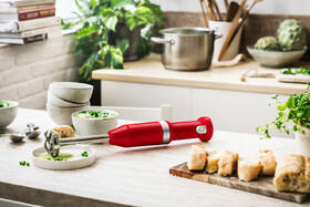 Ponorný mixér KitchenAid 5KHBBV83ECA červený

 obrázek produktu 11 z 12