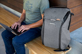 Batoh Peak Design Everyday Backpack 30L (v2) šedý

 obrázek produktu 4 z 8