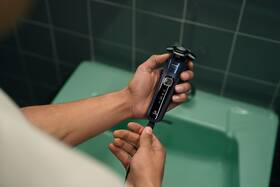 Holicí strojek Philips S5885/10 černý/modrý

 obrázek produktu 16 z 20
