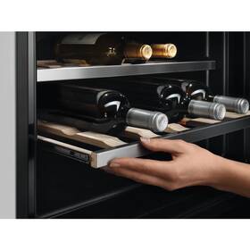 Vinotéka AEG KWK884520M 

 obrázek produktu 6 z 9