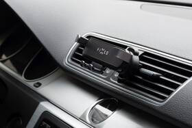 Držák na mobil FIXED Gravity s uchycením do mřížky ventilace nebo na palubní desku šedý

 obrázek produktu 7 z 10