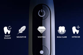 Zubní kartáček Oral-B Black Onyx černá barva
