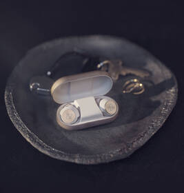 Sluchátka Bang & Olufsen Beoplay EQ zlatá/béžová

 obrázek produktu 11 z 11