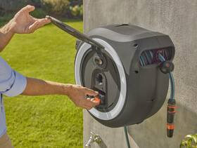 Naviják na hadice Gardena PowerRoll XL, 35m (s baterií) 

 obrázek produktu 4 z 6
