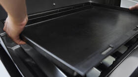 Gril zahradní plynový Weber E-335W Black černý

 obrázek produktu 4 z 7