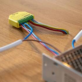 Modul Shelly Plus RGBW, stmívač pro LED pásky, WiFi žlutá barva
